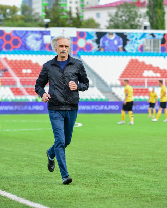 Юрий Суренский нанес символический удар по мячу перед матчем «Уфа» - «Волга»